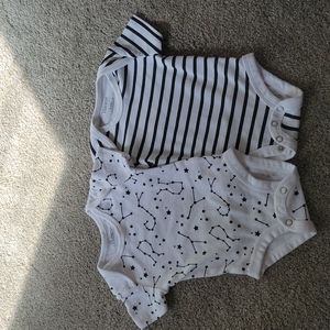 Hanes 0-6 M Onsies Black/White Constellations & Stripes